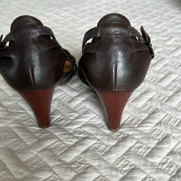 Kenneth Cole Reaction shoe size 6.5, Brown T strap sandal, closed heel - Picture 5 of 11